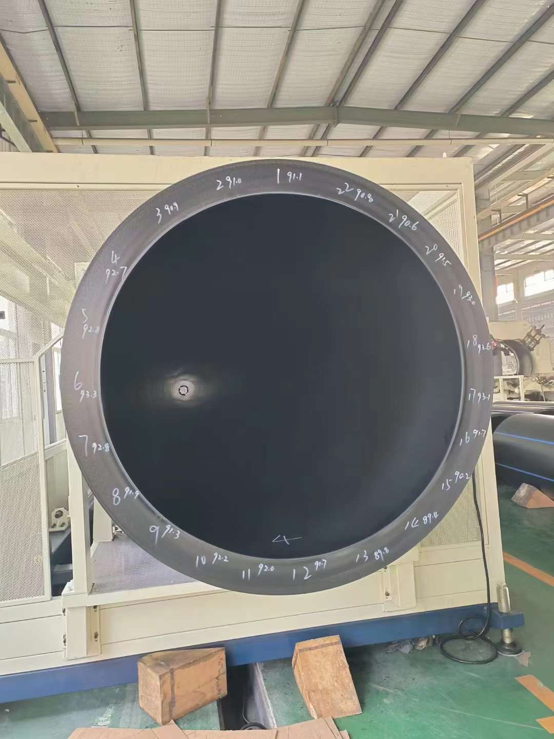 Yüksek kalınlıkta ve geniş çaplı borular: boru ekstrüzyonunda sarkma nasıl önlenir