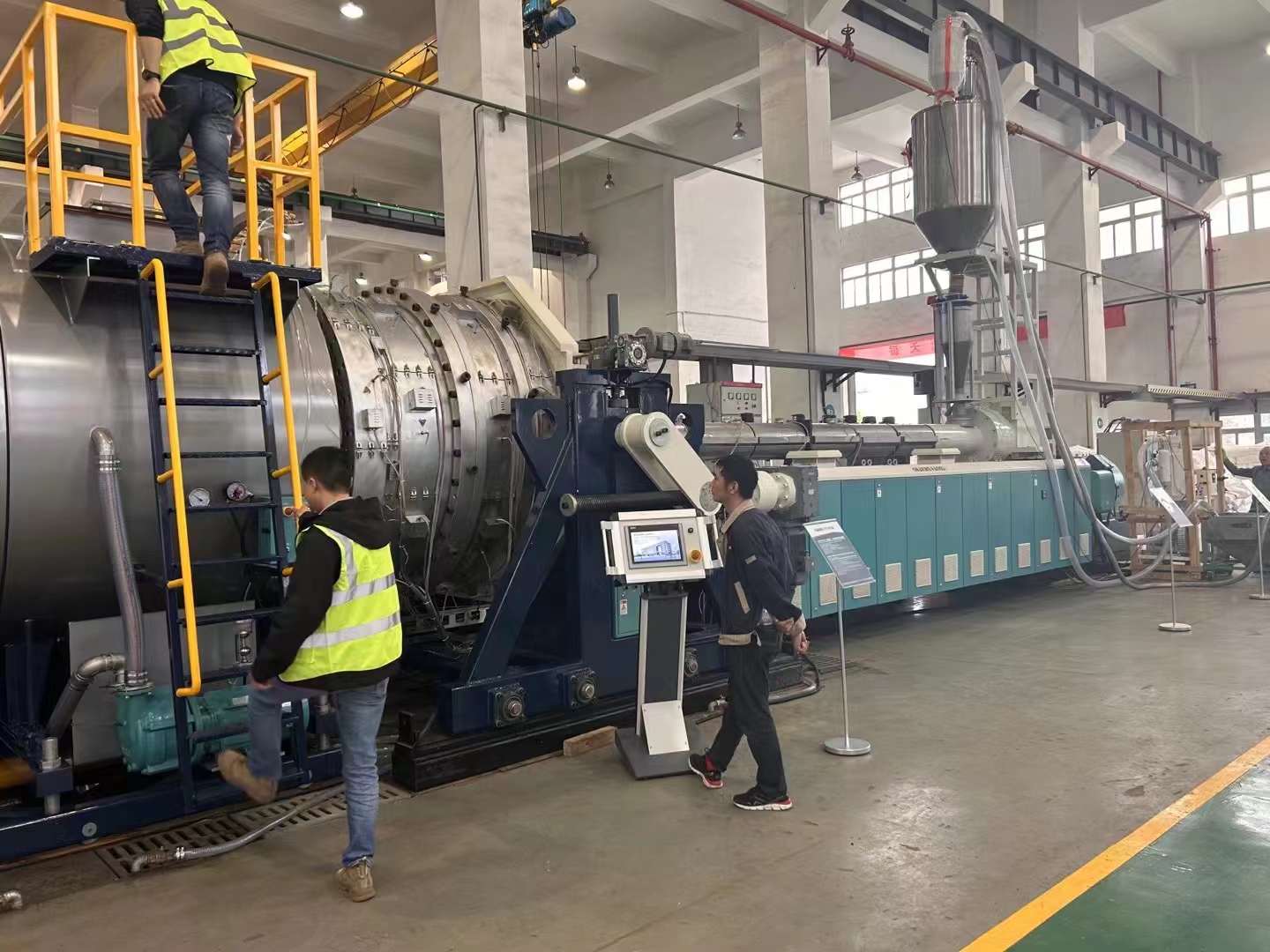 Fang Li, Boru Ekstrüzyon Üretim Hattının Prensibini, Uygulamasını ve Gelişimini Analiz Ediyor