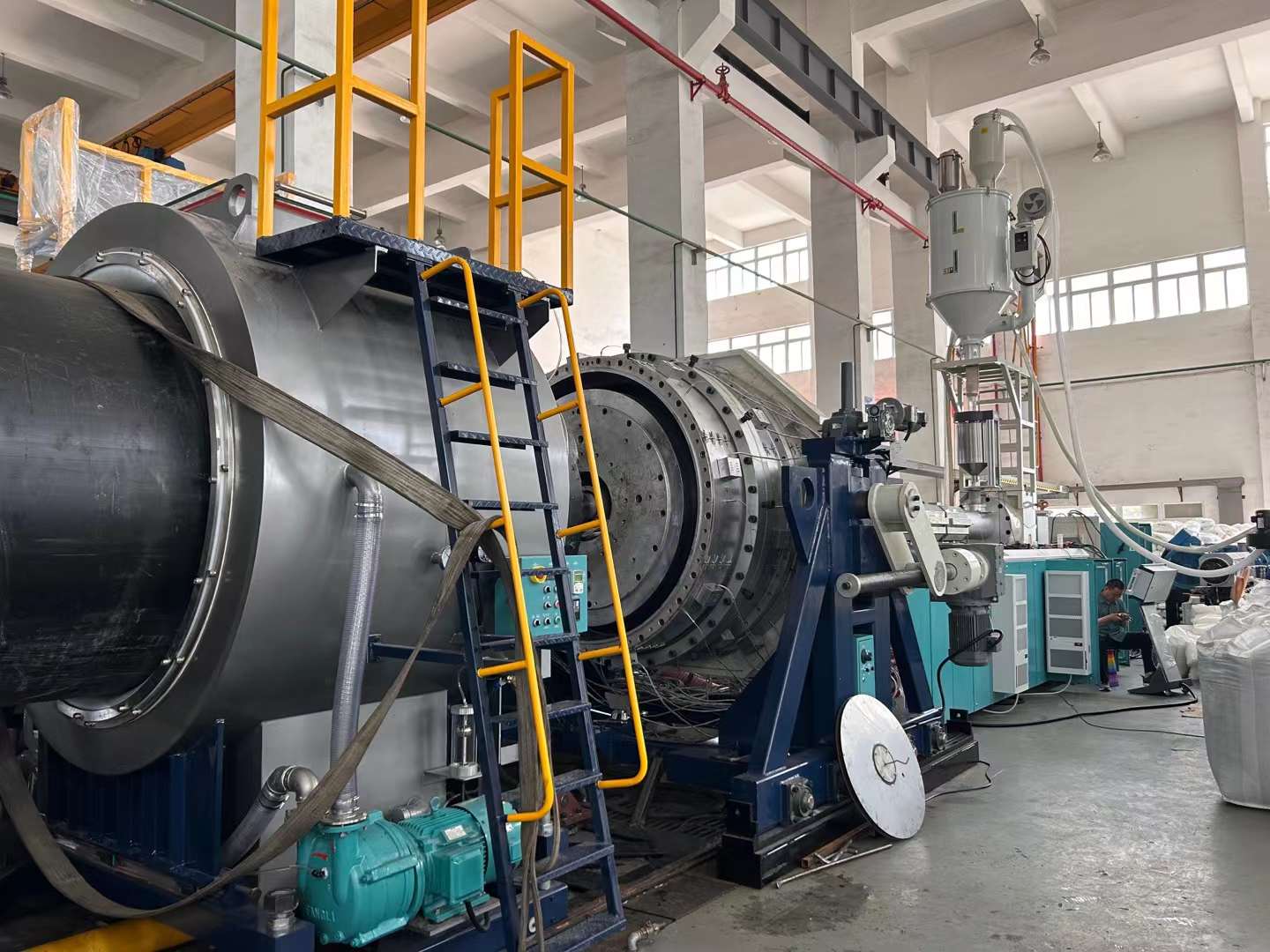 Yüksek kalınlıkta ve geniş çaplı borular: boru ekstrüzyonunda sarkma nasıl önlenir